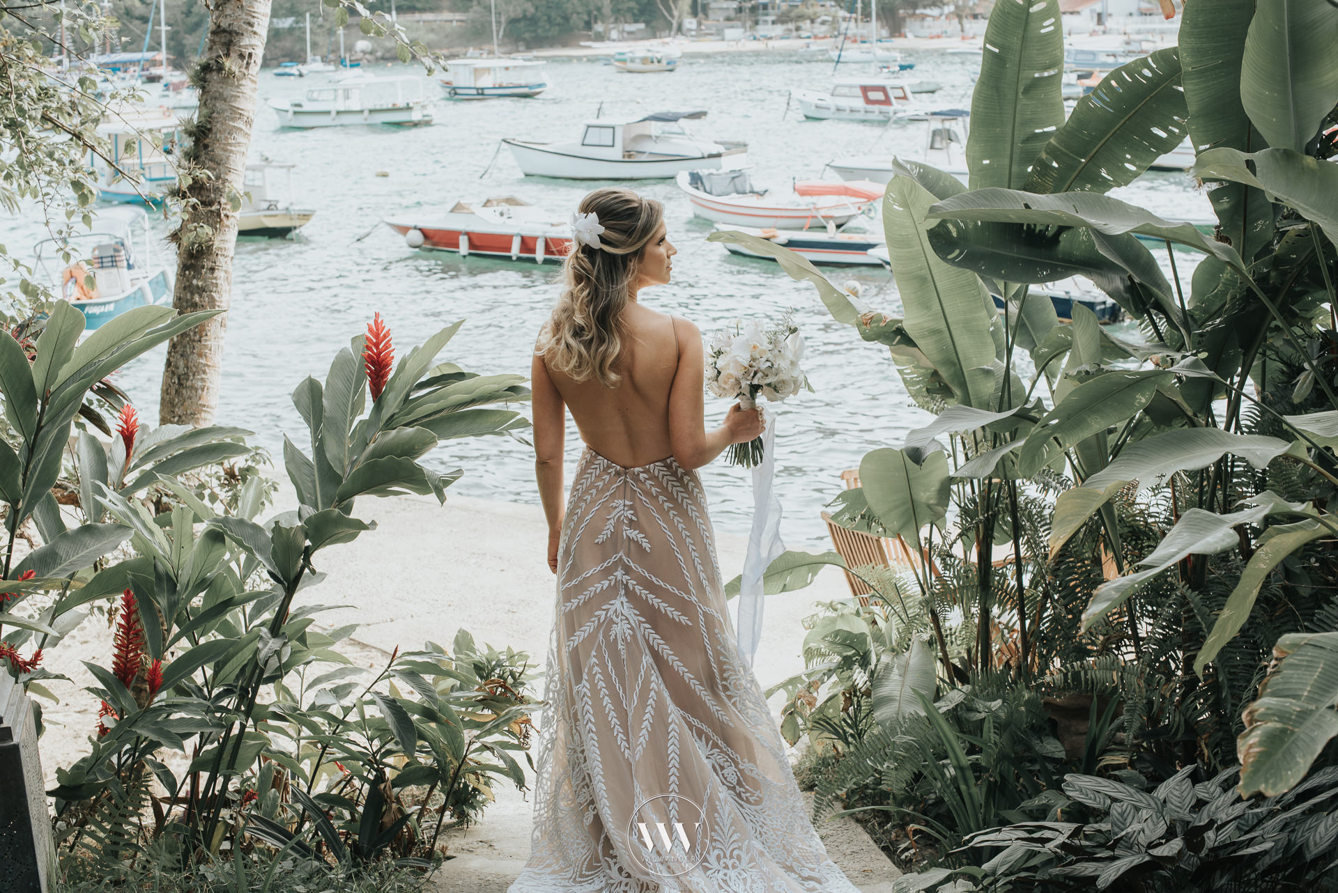 Vestido de noiva praia fundo nude renda bordado desenvolvido pela estilista de noiva Flayza Vieira